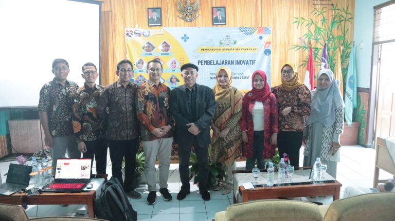 Mahasiswa S3 Pendidikan Matematika Universitas Pendidikan Indonesia (UPI) Memberikan Pelatihan Pembelajaran Inovatif di SMP Negeri 6 Garut