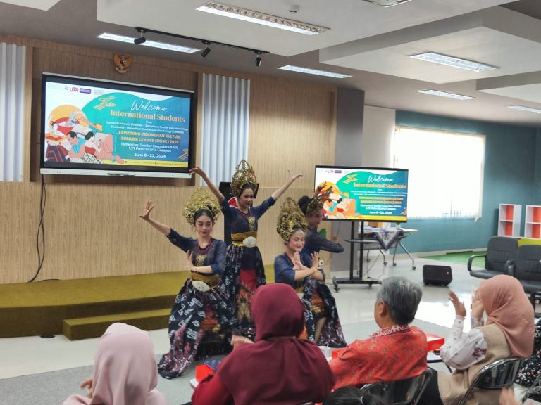 Mahasiswa Asing Belajar Bahasa dan Budaya Indonesia di PGSD Kampus UPI di Purwakarta: Exploring Indonesian Culture Summer Course (EICSC) Tahun 2024