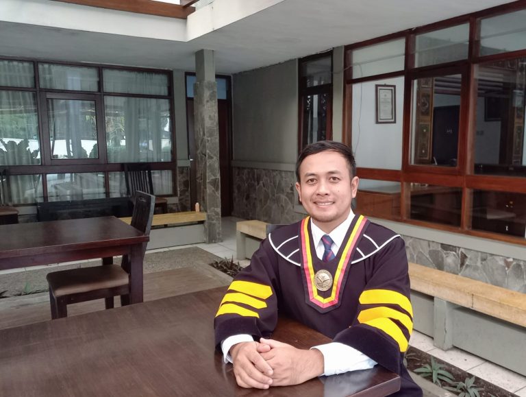 Menjadi Wisudawan Terbaik Program Doktor (S3) UPI, Ari Putra Sukses Menjadi Dosen Berprestasi dengan Meneliti Model Parenting Education Responsif Gender