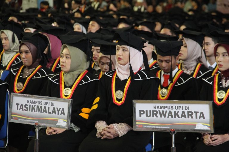 UPI Kukuhkan 2.128 Wisudawan Pada Wisuda Gelombang II UPI 2024