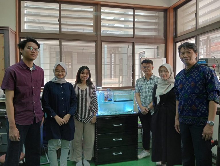 Tim Mahasiswa UPI Ciptakan Prototipe Ecuid-Tree dari Spirulina dan Guppy untuk Menyerap CO2 di Ruangan Tertutup