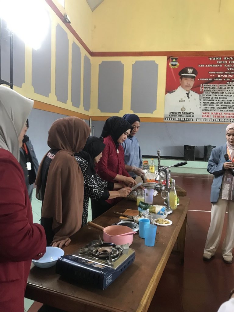 Antusiasme Masyarakat dalam Demonstrasi Pembuatan Produk Alami: Inovasi Terbaru PPK Ormawa HIMAGRIN 2024
