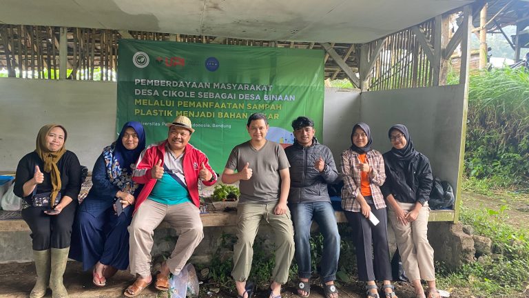 Dosen UPI Selenggarakan PkM Pemberdayaan Masyarakat Desa Cikole Sebagai Desa Binaan Melalui Pemanfaatan Sampah Plastik Menjadi Bahan Bakar