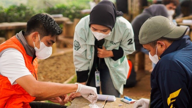 Workshop Kreasi: Resin Menjadi Cenderamata dalam Pemberdayaan Kerajinan dari Limbah Sampah di Desa Wisata Taraju Bersama PPK ORMAWA IDENTIC