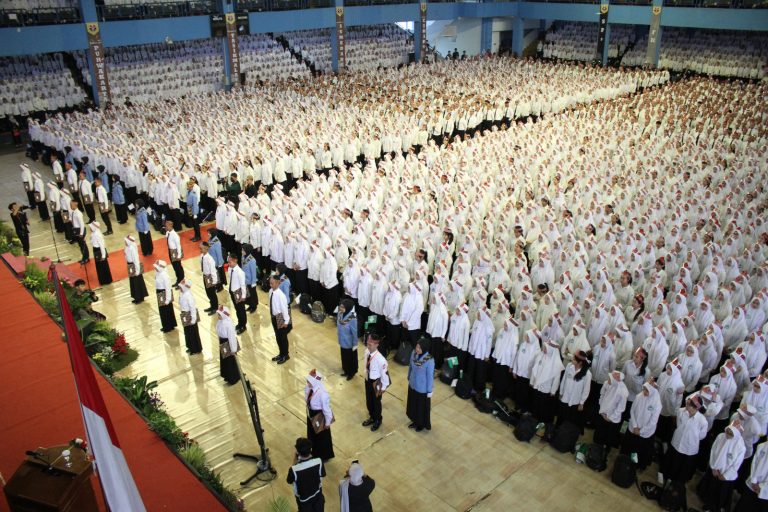 39 Mahasiswa Asing Bersama 11.243 Mahasiswa Lokal Secara Resmi Diterima Rektor UPI