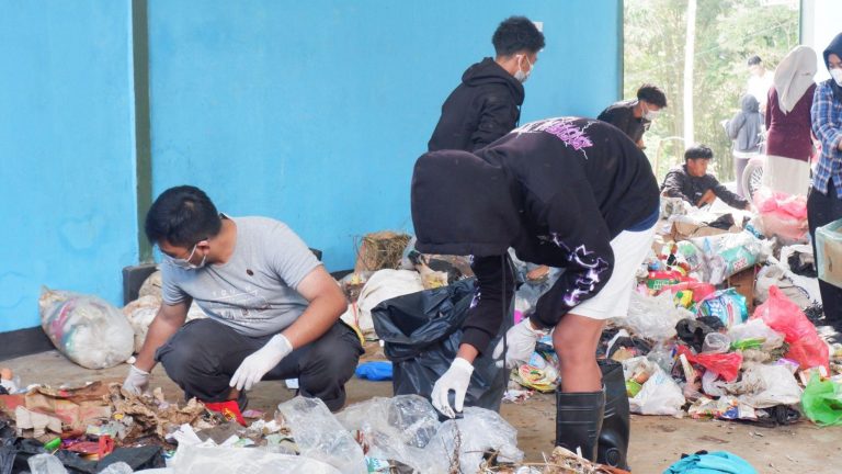 Tim PPK Ormawa UKM LEPPIM UPI Lakukan Program Penyuluhan dan Pendampingan serta Revitalisasi TPS di Desa Cimenyan