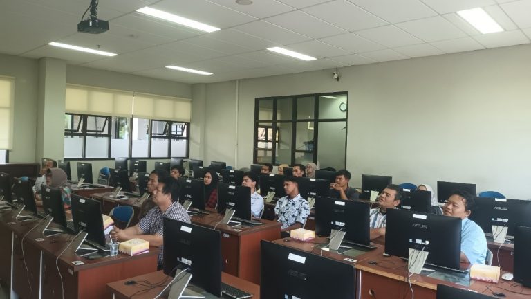 Dosen Pendidikan Teknik Bangunan UPI Selenggarakan Pengabdian Kepada Masyarakat : Pelatihan Peningkatan Skill Petugas Cleaning Service Melalui Pengenalan Teknologi Informasi dan Komunikasi