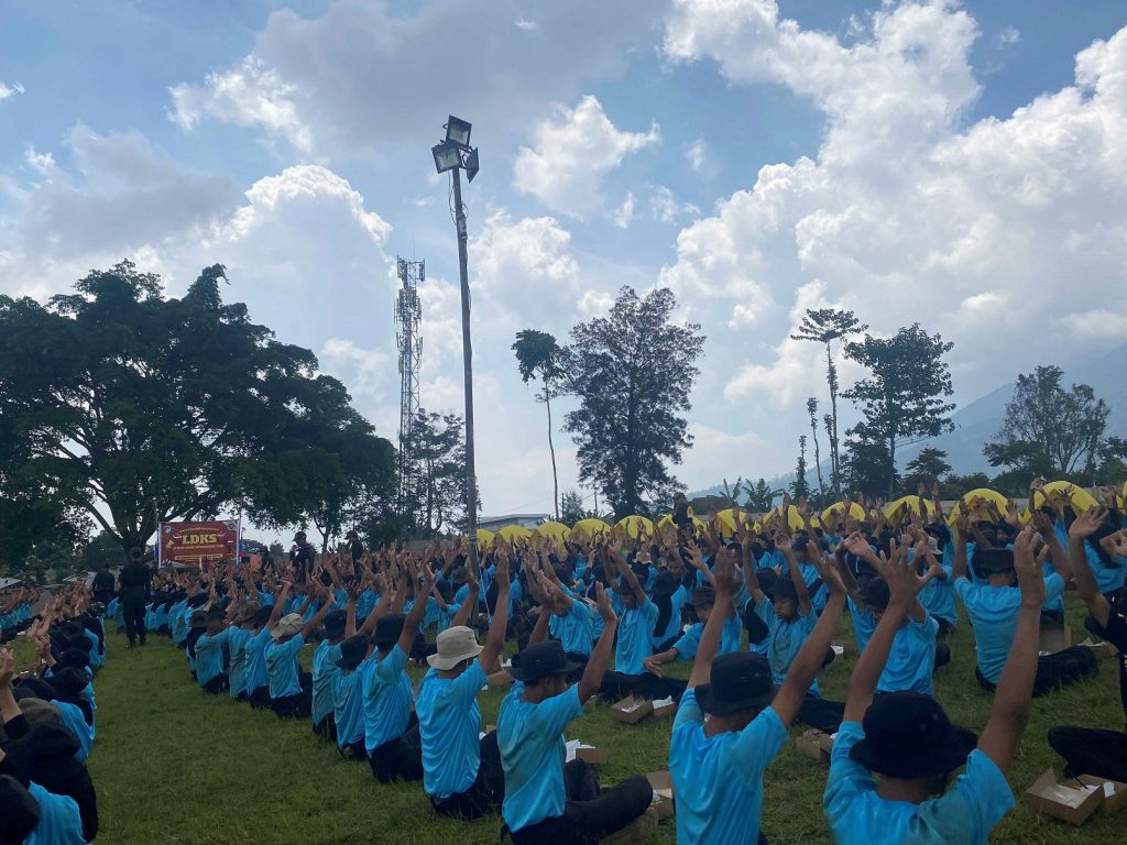 Pelatihan Kepemimpinan Berbasis Disiplin Militer: Peran Edukatif Resimen Mahasiswa Mahawarman Batalyon XI UPI/RP di LDKS SMK Mahardhika