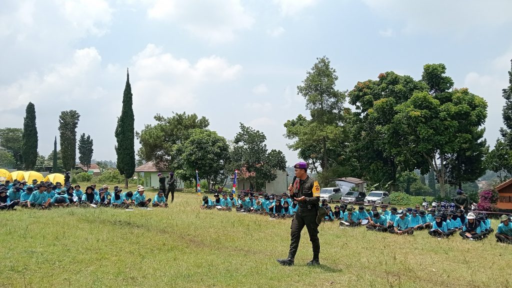 Pelatihan Kepemimpinan Berbasis Disiplin Militer: Peran Edukatif Resimen Mahasiswa Mahawarman Batalyon XI UPI/RP di LDKS SMK Mahardhika