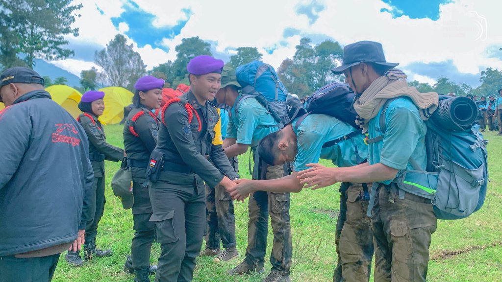 Pelatihan Kepemimpinan Berbasis Disiplin Militer: Peran Edukatif Resimen Mahasiswa Mahawarman Batalyon XI UPI/RP di LDKS SMK Mahardhika