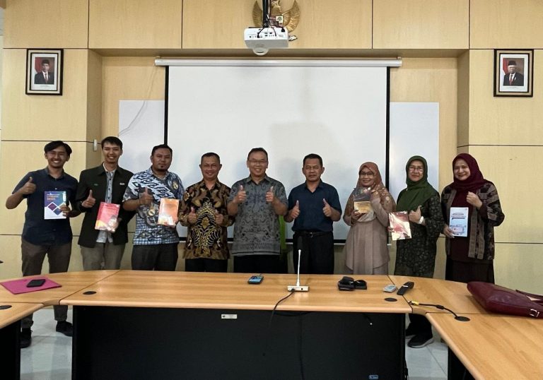 Dekan FIP lakukan Serah Terima Buku kepada Dosen  Penerima Apresiasi Penerbitan Buku