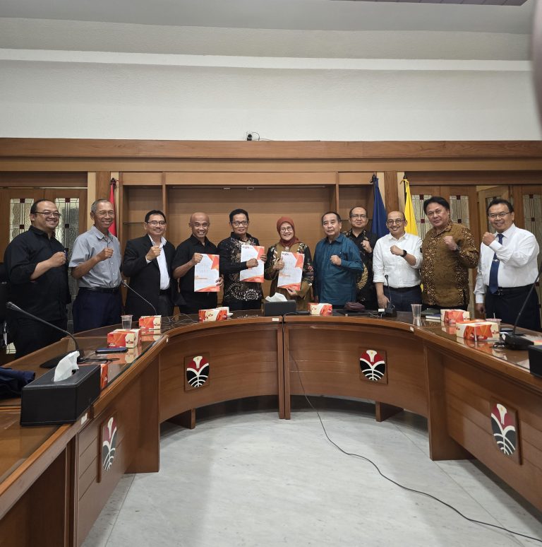 Tiga Dosen UPI Terima SK Pengangkatan dalam Jabatan Fungsional Profesor/Guru Besar