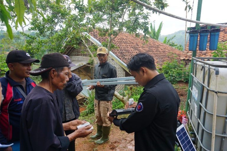 Manfaatkan Sumber Daya Alam: KOMPOR UPI Pasang Penerangan Jalan Umum Tenaga Surya dalam Pengabdian Masyarakat di Desa Sirnajaya