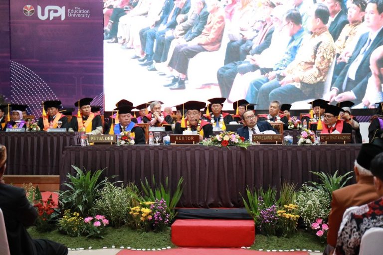 UPI Kukuhkan 16 Guru Besar