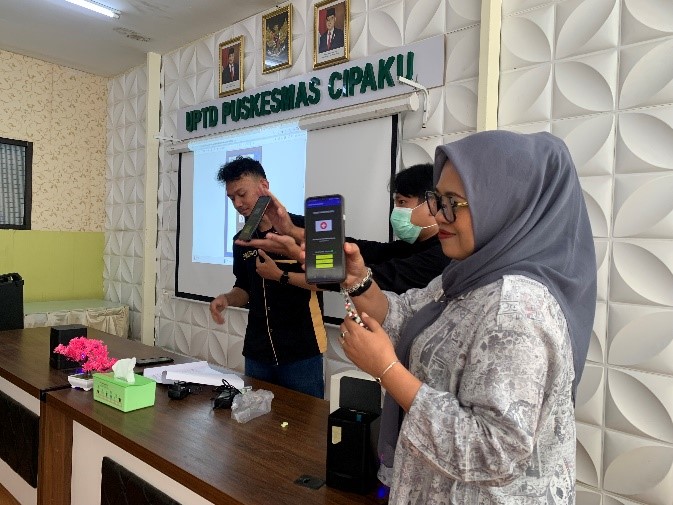 Smart Medicine Box Training at Cipaku Health Center: Collaboration of Industrial Automation and Robotics Engineering Education Study Program with IEEE MTT-S SIGHT for Cipaku Bandung Residents