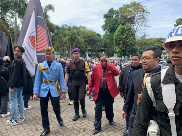 Dedikasi dan Semangat Juang Resimen Mahasiswa Mahawarman Batalyon XI UPI/RP dalam Kegiatan Wisuda Gelombang I UPI