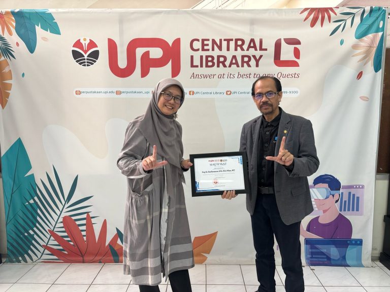Deni Darmawan Serahkan 40 Judul Buku ke Perpustakaan UPI