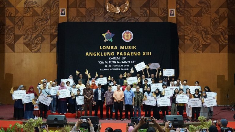 Lomba Musik Angklung Padaeng XIII Hasilkan Jawara Angklung