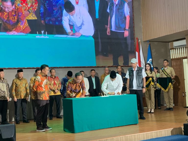UPI Bersama 13 Perguruan Tinggi di Wilayah Jawa Barat Menandatangani MoU dengan Menteri Sosial