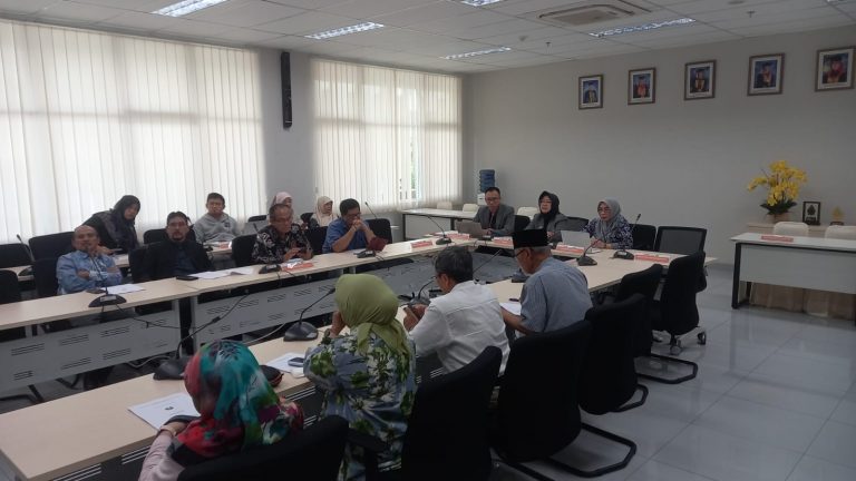 Dua Dosen FPEB UPI Mengikuti Paparan Position Paper Calon Guru Besar