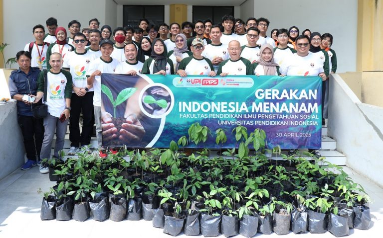 Budayakan Penghijauan, Warga FPIPS Tanam Pohon Di Sekitaran Kampus UPI