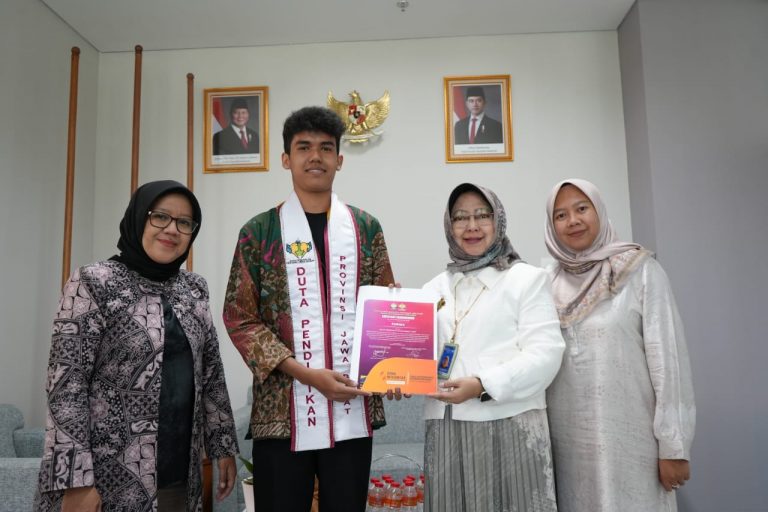 Kurnia, Mahasiswa Prodi Pendidikan Manajemen Perkantoran FPEB UPI dinobatkan sebagai Duta Pendidikan Provinsi Jawa Barat