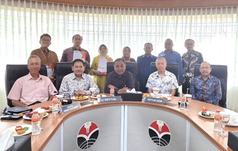 UPI Serahkan SK Pengangkatan Tiga Guru Besar dari FIP, FPIPS, dan Kampus Serang