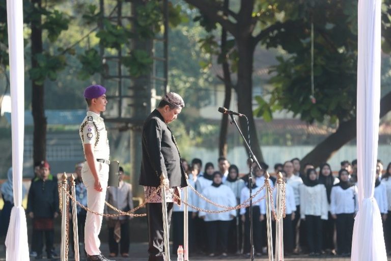 Anggota Menwa Yon XI/UPI Berpartisipasi sebagai Perangkat Upacara dalam Pelaksanaan Upacara Peringatan Hari Pendidikan Nasional Tahun 2025