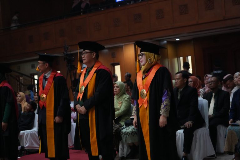 2 Guru Besar FPEB UPI dikukuhkan, Bentuk Nyata Pengakuan dan Kontribusi Dosen Pada Bidang Penelitian, Pengajaran dan Pengabdian kepada Masyarakat