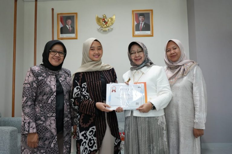 Aisyah Revalia Safitri, Mahasiswa Prodi Pendidikan Manajemen Perkantoran FPEB UPI, Raih Prestasi Penulis Terpilih Pada lomba Menulis Tingkat Nasional