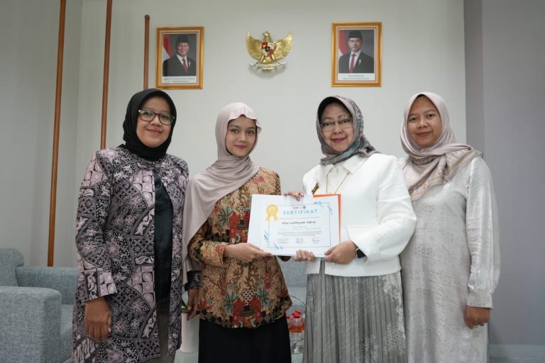Alya Luthfiyyah Salma, Mahasiswa Prodi Pendidikan Manajemen Perkantoran FPEB UPI, Juara 3 Lomba Publik Speaking FPEB International Days