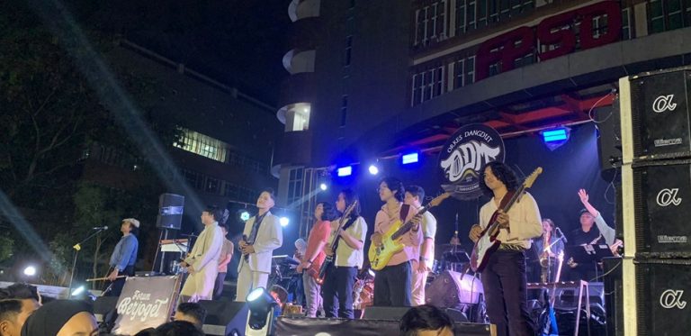 Orkes Dangdut Mahasiswa UPI Sukses Hipnotis Penonton