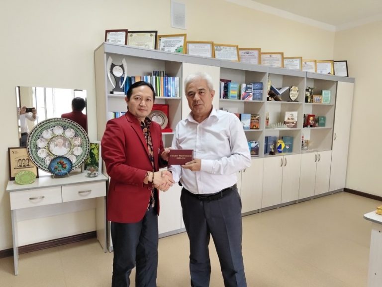 Prof. Dr. Julia, M.Pd. Dianugerahi Gelar Profesor Kehormatan oleh CSPU Uzbekistan
