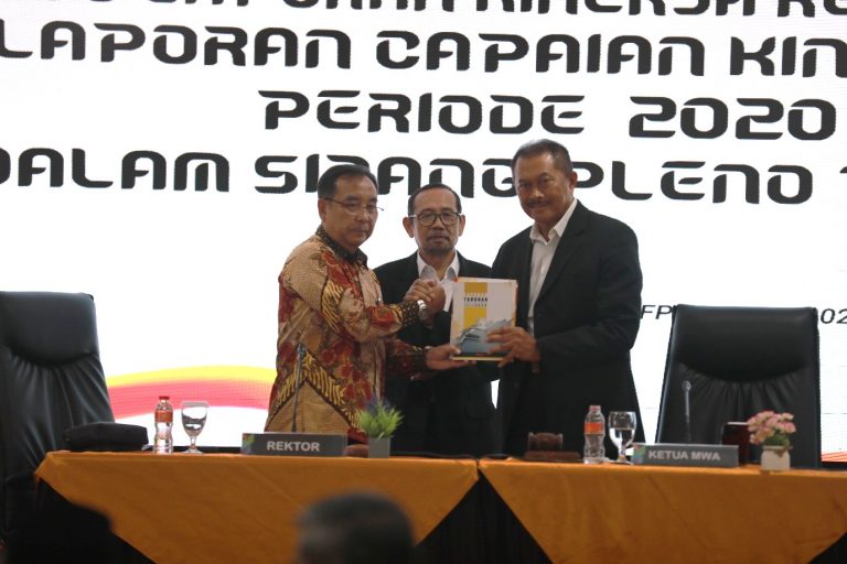 Penyerahan Tiga Buku dalam Sidang Pleno Terbuka MWA UPI
