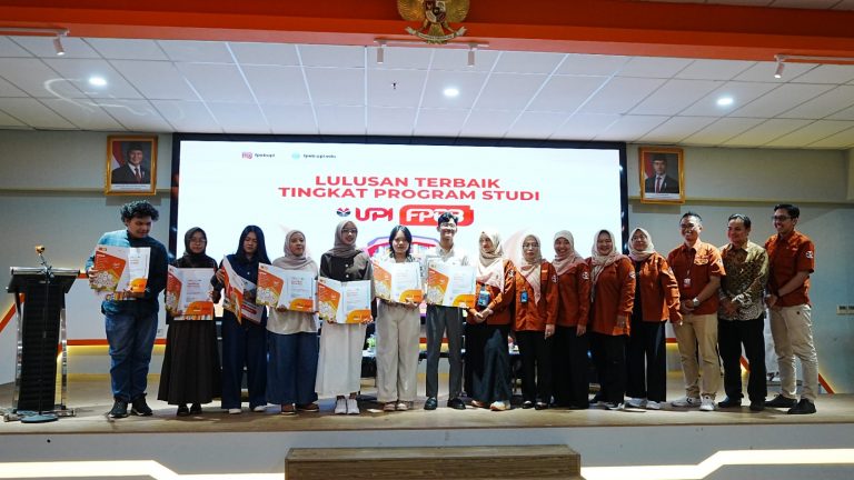 FPEB UPI Luluskan 180 wisudawan, Dekan FPEB Berikan Penghargaan Bagi Semua Lulusan  Terbaik Program Studi Jenjang S1, S2 dan S3