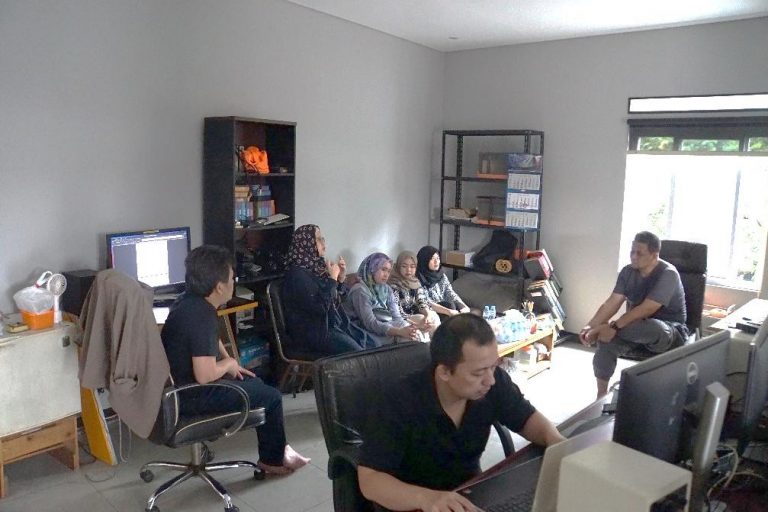 Kolaborasi Menuju SDGs: Pengembangan Media Promosi Lewat Kunjungan dan Diskusi di PT RMI