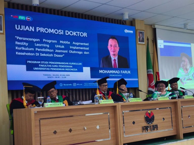Professor Norlidah Alias dari Universiti Malaya Hadiri Ujian Promosi Doktor Mahasiswa Program Studi Pengembangan Kurikulum UPI