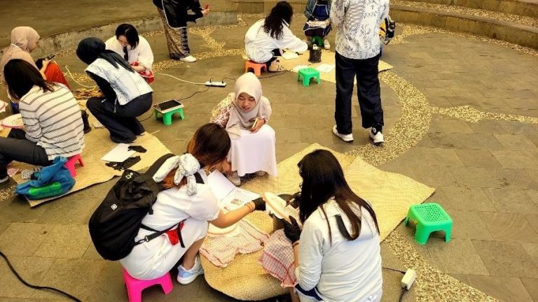 Mahasiswa Tiongkok Ikuti Workshop Membatik di Edu Heritage Center Museum Pendidikan Nasional UPI