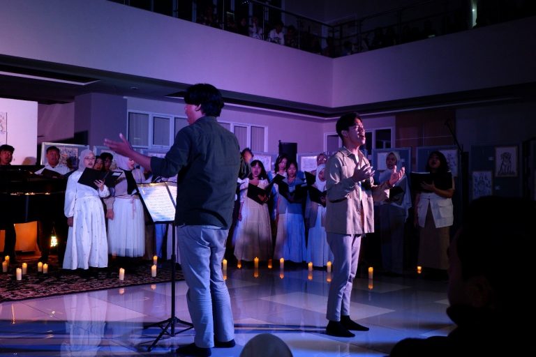 Berekspresi Dalam Monolog Cahaya Kolaborasi pertunjukan Seni Musik dan Pendidikan Seni Rupa 