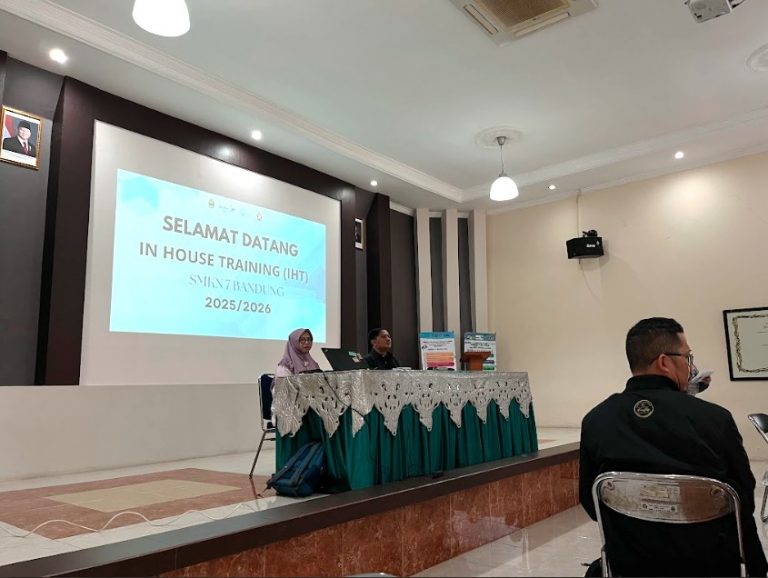 Meningkatkan Kerjasama Sinergi UPI di SMKN 7 Kota Bandung Melalui In House Trainning Dengan Tema Pendekatan Pembelajaran Deep Learning