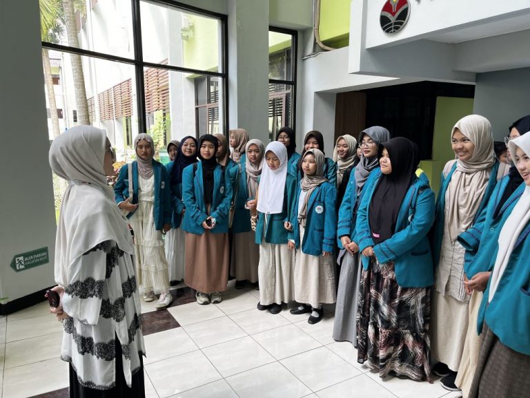 Ekskul Sains SMP IT Al-Khoiriyyah Garut Sambangi FK UPI: Serunya Belajar Dunia Kedokteran Langsung dari Sumbernya