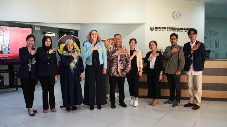Menaut Ilmu, Menjembatani Bangsa: Atase Pendidikan Dan Sains Belanda Mengapresiasi Koleksi Sejarah Pendidikan di Museum Diknas UPI