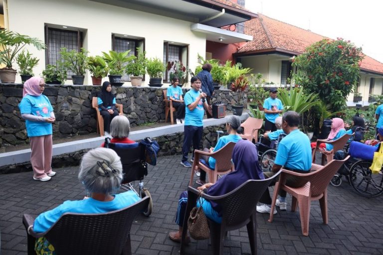 FK UPI Gelar PKM “Aktivitas Fisik Cegah Demensia” di Wisma Lansia Bandung
