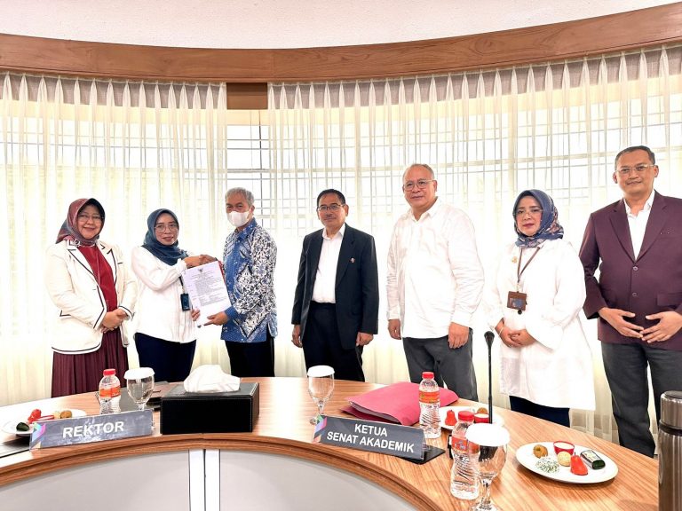 FPEB UPI Tambah Guru Besar, Prof. Dr. Heni Mulyani Guru Besar Bidang Kepakaran Pedagogik Akuntansi