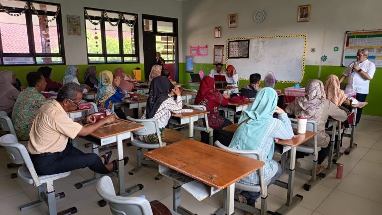 PkM Program Studi Pendidikan Bisnis FPEB UPI: Pemberdayaan Guru melalui Strategi Pembelajaran Kreatif dan Inovatif