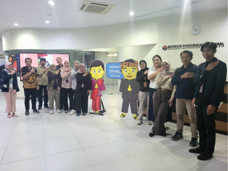 Wakil Rektor Bidang Perencanaan dan Keuangan UPI Mengajak Tim Kemendiktisaintek Mengenal Sejarah Villa Isola di Museum Pendidikan Nasional UPI