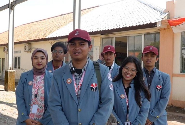 Kepala Pusat Kajian Pemberdayaan Masyarakat dan Pengembangan Kuliah Kerja Nyata, Dr. Leni Anggraeni, M.Pd., Tinjau KKN Berdampak di Cirebon dan Majalengka