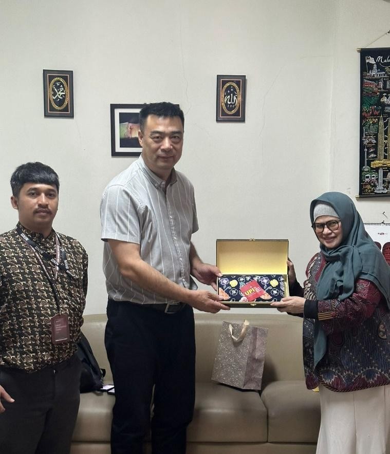 Prospek Kerjasama Dua Universitas Melalui Kunjungan Direktur Kerjasama Internasioal Yangzhou Polytechnic University (UPC) ke Museum Diknas UPI