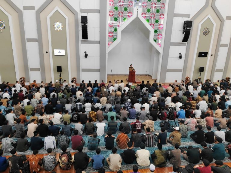 Ustaz Adi Hidayat Ajak Jamaah Hayati Hakikat Jumat Sebagai Momentum Perubahan