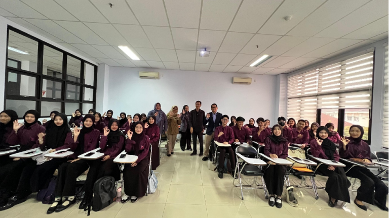 Pelatihan Pemanfaatan Artificial Intelligence (AI) dalam Bisnis Mahasiswa, Kolaborasi Tim PkM Kewirausahaan UPI dengan OK OCE